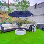 Hollywood Hills Retreat: Private Gym & Steam Room