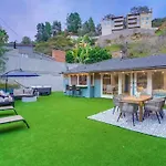 Hollywood Hills Retreat: Private Gym & Steam Room
